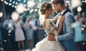 Para młoda tańczy przy świetle lampek. Ile pieśni na ślub pasuje do tej chwili?