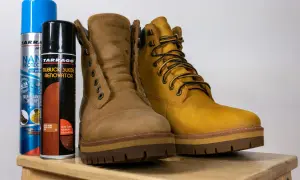 Dwa buty Timberland i dwa preparaty do pielęgnacji: jak dbać o zamszowe buty, by służyły latami.