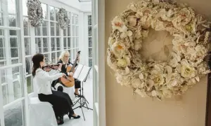 Elegancka oprawa muzyczna ślubu: skrzypaczka i gitarzystka tworzą magiczną atmosferę. Obok wianek z kwiatów.
