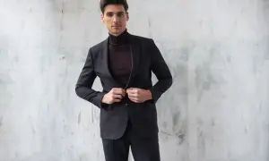 Elegancki mężczyzna w garniturze i golfie. Nowoczesne męskie style ubioru.