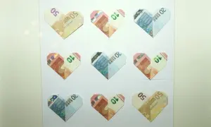 Serce z euro - pomysł na to, co zrobić z pieniędzmi z wesela. Origami z banknotów 10, 20 i 50 euro.