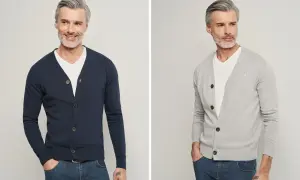 Elegancki mężczyzna pokazuje, jak nosić sweter męski. Granatowy i szary kardigan z dekoltem V, biały T-shirt i jeansy.