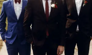 Elegancki garnitur dla niskiego mężczyzny, idealnie dopasowany, z butonierką.