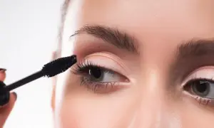 Brązowy tusz do rzęs dla subtelnego podkreślenia spojrzenia. Delikatna aplikacja dla naturalnego efektu.