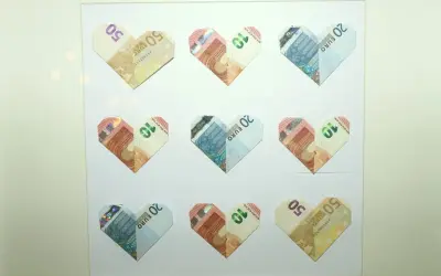Serce z euro - pomysł na to, co zrobić z pieniędzmi z wesela. Origami z banknotów 10, 20 i 50 euro.