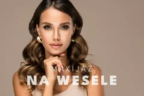 Kobieta z mocnym makijażem, idealnym na wesele, z falowanymi włosami i złotymi kolczykami.