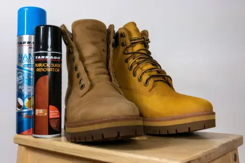Dwa buty Timberland i dwa preparaty do pielęgnacji: jak dbać o zamszowe buty, by służyły latami.