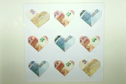 Serce z euro - pomysł na to, co zrobić z pieniędzmi z wesela. Origami z banknotów 10, 20 i 50 euro.