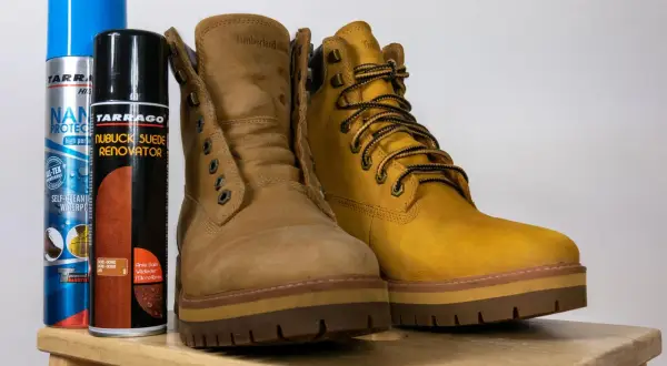 Dwa buty Timberland i dwa preparaty do pielęgnacji: jak dbać o zamszowe buty, by służyły latami.