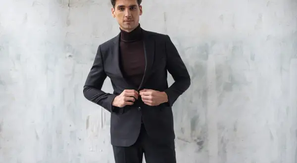 Elegancki mężczyzna w garniturze i golfie. Nowoczesne męskie style ubioru.