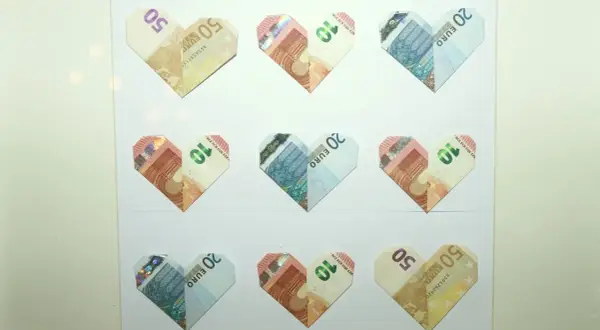 Serce z euro - pomysł na to, co zrobić z pieniędzmi z wesela. Origami z banknotów 10, 20 i 50 euro.