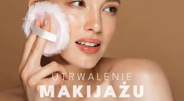 Kobieta delikatnie poprawia makijaż pudrową puszką. Poznaj sekret, jak utrwalić makijaż na długie godziny.