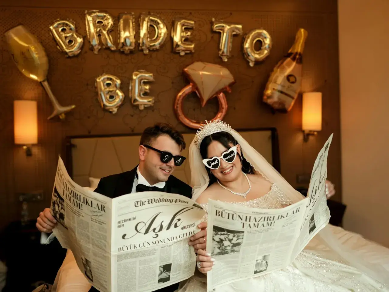 Przywitanie pana młodego w domu młodej. Para w okularach czyta gazetę "The Wedding Post" z nagłówkiem "Miłość".