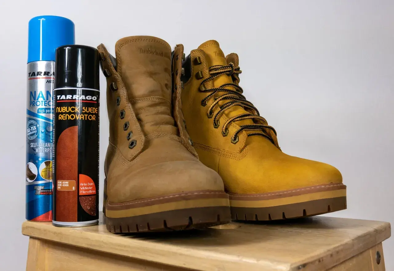 Dwa buty Timberland i dwa preparaty do pielęgnacji: jak dbać o zamszowe buty, by służyły latami.