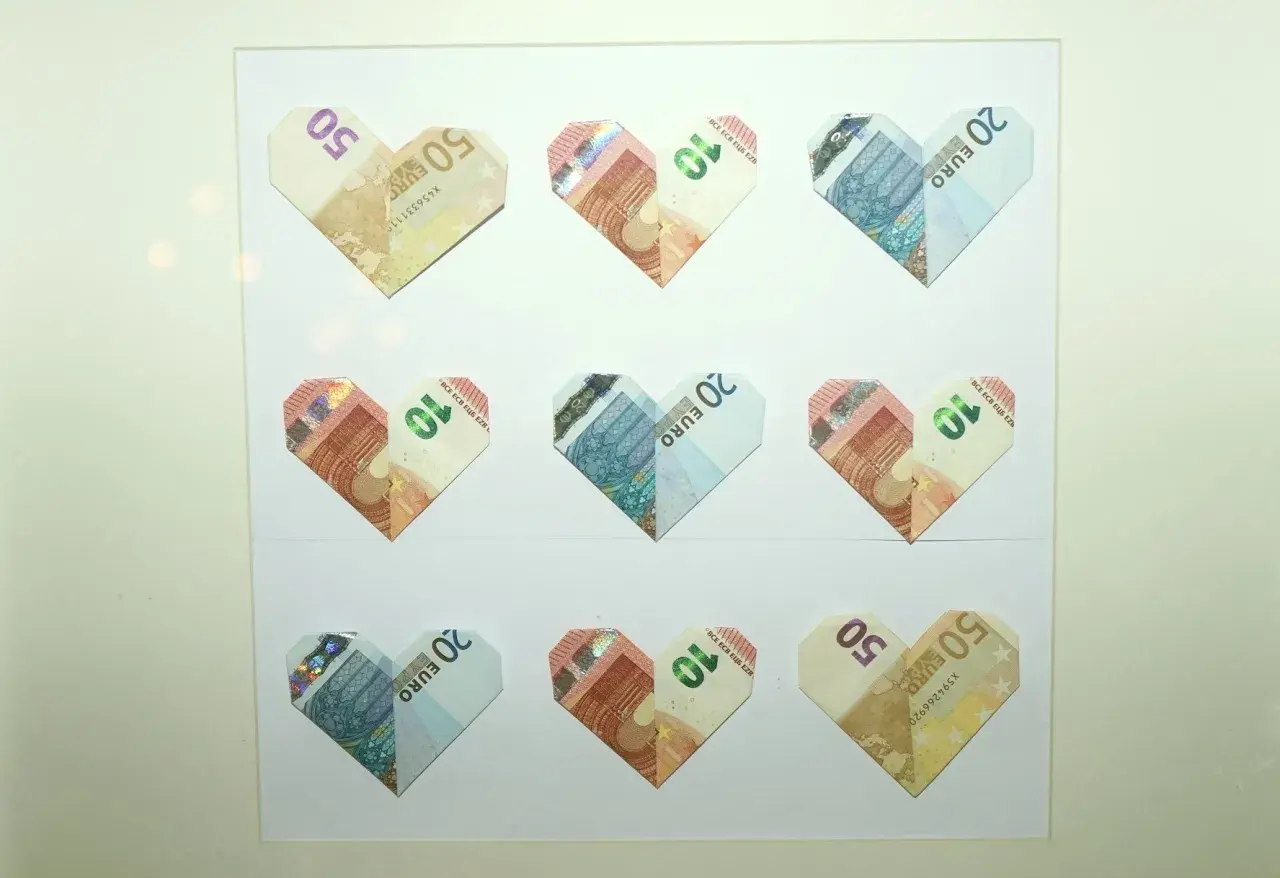 Serce z euro - pomysł na to, co zrobić z pieniędzmi z wesela. Origami z banknotów 10, 20 i 50 euro.