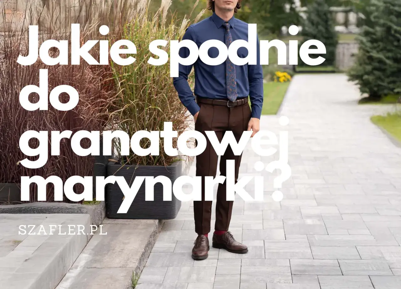 Mężczyzna w granatowej koszuli i brązowych spodniach, idealne połączenie. Jakie spodnie do granatowej marynarki? Szafler.pl