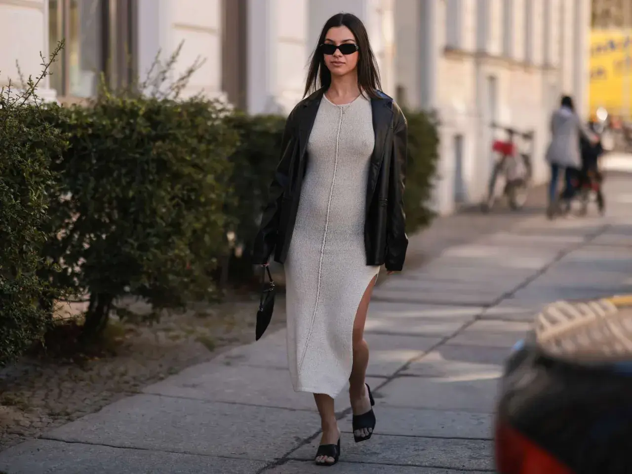 Elegancka sukienka dresowa w beżowym kolorze, zestawiona z czarną ramoneską i okularami. Stylowe sukienki dresowe na co dzień i wieczór.