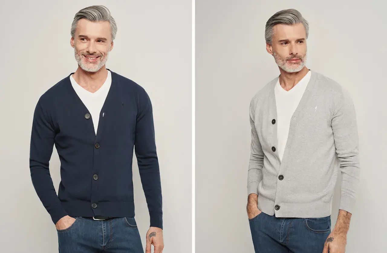 Elegancki mężczyzna pokazuje, jak nosić sweter męski. Granatowy i szary kardigan z dekoltem V, biały T-shirt i jeansy.