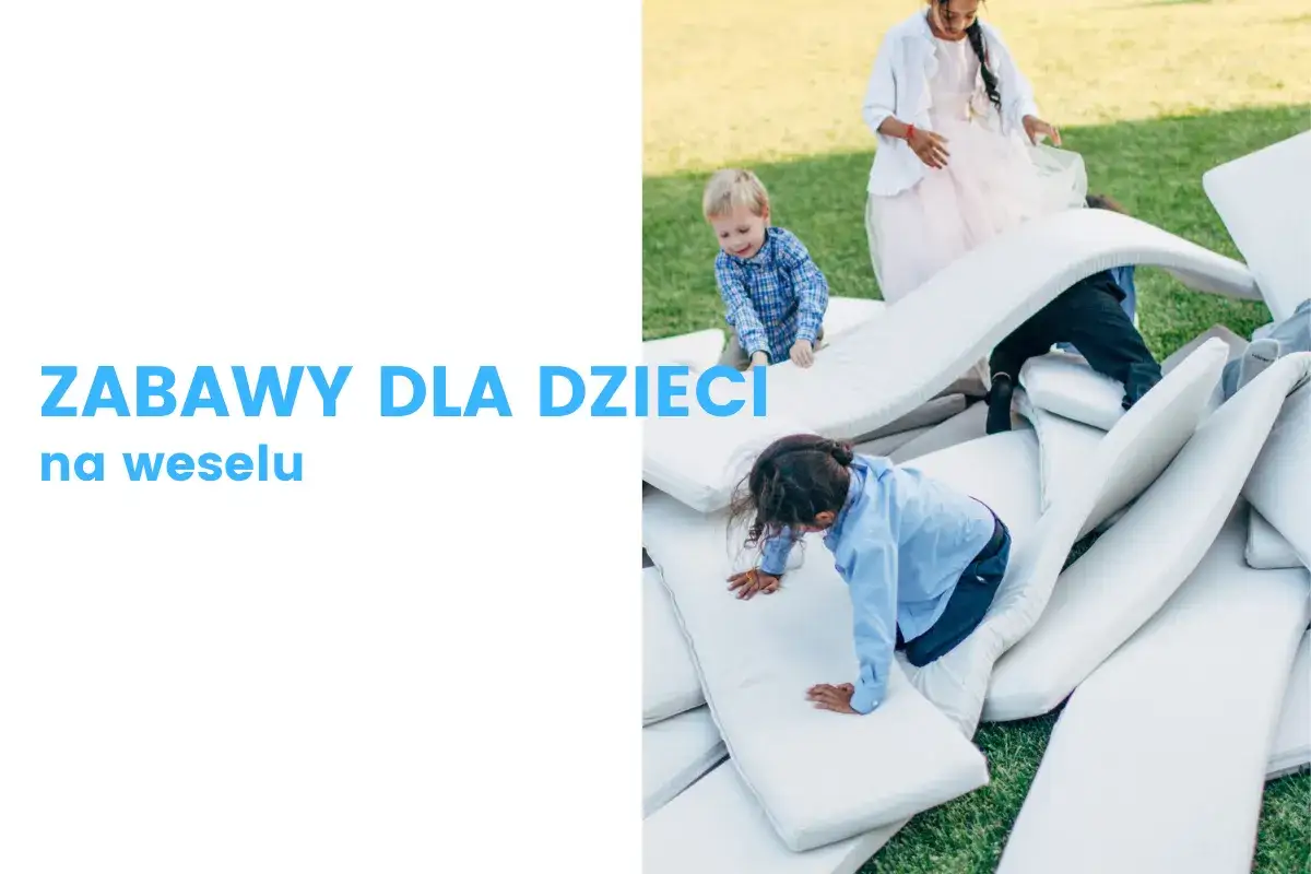 Radosne dzieci bawią się na stosie materacy podczas wesela.