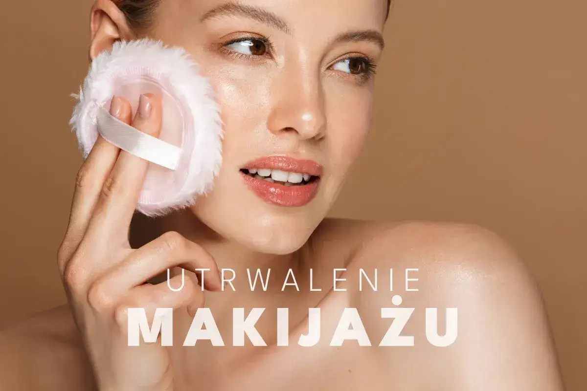 Kobieta delikatnie poprawia makijaż pudrową puszką. Poznaj skuteczne sposoby, jak utrwalić makijaż na cały dzień.
