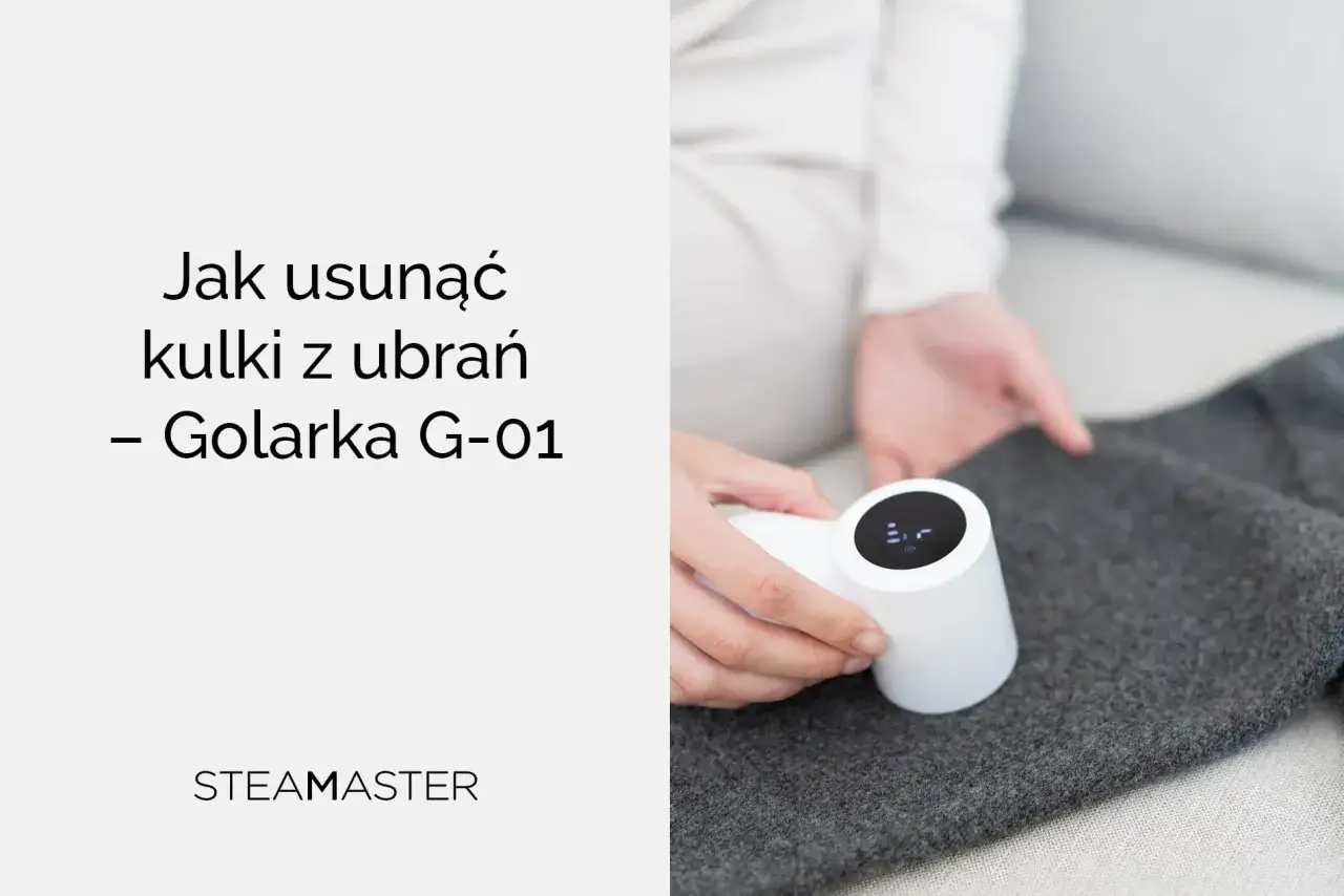 Dłonie trzymają białą golarkę do ubrań, która usuwa zmechacony materiał z ciemnoszarej tkaniny.