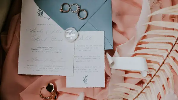 Eleganckie zaproszenie ślubne z imionami Moniki i Marka, pierścionki i pieczęć. Jak wypisać zaproszenie z dzieckiem?